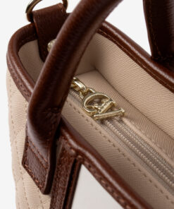 Mala Mão Cavalinho Sublime Descubra a mini mala Cavalinho perfeita. A sua aliada para aqueles dias em que precisa de levar apenas o essencial, mas com muito estilo.  Leve o essencial de forma prática e elegante, mantendo os seus pertences organizados e acessíveis.