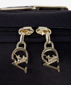 Mochila Only By Cavalinho Ideal para a mulher que procura um acessório prático e elegante. Esta mochila combina design moderno com a qualidade inconfundível da marca. Perfeita para o dia a dia na cidade, para um passeio ou para adicionar um toque de estilo distinto ao seu look casual-chique.