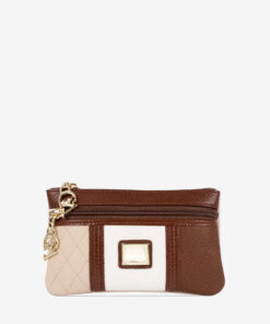 Bolsa Cosméticos Cavalinho Sublime Compacta, com divisões extra para os seus essenciais de beleza ou pequenos objetos. Otimize o espaço e a usabilidade na sua mala.