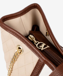 Mala Ombro Cavalinho Sublime Esta mala de ombro é o acessório ideal para a mulher que busca combinar elegância intemporal com uma funcionalidade superior. Perfeita para o ambiente de trabalho, eventos sociais ou para o dia a dia, desenhada para otimizar a sua organização e facilitar o acesso aos seus pertences.