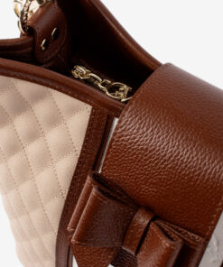 Mala Mão Cavalinho Sublime Desenhada para a mulher moderna que valoriza a organização e a acessibilidade, esta mala é o acessório ideal para qualquer ocasião, desde um dia agitado no trabalho a um encontro casual.