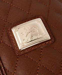 Mala Mão Cavalinho Sublime Desenhada para a mulher moderna que valoriza a organização e a acessibilidade, esta mala é o acessório ideal para qualquer ocasião, desde um dia agitado no trabalho a um encontro casual.