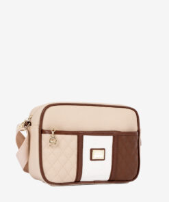 Mala Tiracolo Cavalinho Sublime Leve tudo o que precisa com esta mala de tiracolo elegante. Organize o essencial e mantenha as mãos livres com conforto e segurança. Ideal para manter os seus essenciais organizados e acessíveis. Este modelo tiracolo é perfeito para passeios e encontros casuais. Desfrute de conforto e estilo em cada saída. Adicione um toque de charme aos seus outfits.