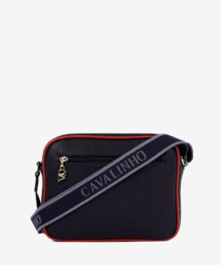 Mala Tiracolo Only By Cavalinho Leve tudo o que precisa com esta mala de tiracolo elegante. Organize o essencial e mantenha as mãos livres com conforto e segurança. Ideal para manter os seus essenciais organizados e acessíveis. Este modelo tiracolo é perfeito para passeios e encontros casuais. Desfrute de conforto e estilo em cada saída. Adicione um toque de charme aos seus outfits.