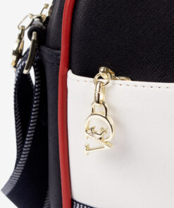 Mala Tiracolo Only By Cavalinho Leve tudo o que precisa com esta mala de tiracolo elegante. Organize o essencial e mantenha as mãos livres com conforto e segurança. Ideal para manter os seus essenciais organizados e acessíveis. Este modelo tiracolo é perfeito para passeios e encontros casuais. Desfrute de conforto e estilo em cada saída. Adicione um toque de charme aos seus outfits.