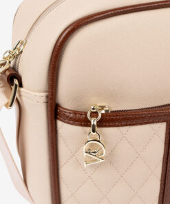 Mala Tiracolo Cavalinho Sublime Leve tudo o que precisa com esta mala de tiracolo elegante. Organize o essencial e mantenha as mãos livres com conforto e segurança. Ideal para manter os seus essenciais organizados e acessíveis. Este modelo tiracolo é perfeito para passeios e encontros casuais. Desfrute de conforto e estilo em cada saída. Adicione um toque de charme aos seus outfits.