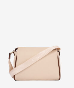 Mala Tiracolo Cavalinho Sublime Leve tudo o que precisa com esta mala de tiracolo elegante. Organize o essencial e mantenha as mãos livres com conforto e segurança. Ideal para manter os seus essenciais organizados e acessíveis. Este modelo tiracolo é perfeito para passeios e encontros casuais. Desfrute de conforto e estilo em cada saída. Adicione um toque de charme aos seus outfits.