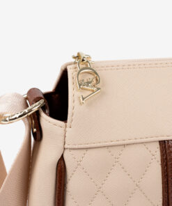 Mala Tiracolo Cavalinho Sublime Leve tudo o que precisa com esta mala de tiracolo elegante. Organize o essencial e mantenha as mãos livres com conforto e segurança. Ideal para manter os seus essenciais organizados e acessíveis. Este modelo tiracolo é perfeito para passeios e encontros casuais. Desfrute de conforto e estilo em cada saída. Adicione um toque de charme aos seus outfits.