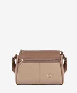 Mala Mão Cavalinho Signature Leve tudo o que precisa com esta mala de tiracolo elegante. Organize o essencial e mantenha as mãos livres com conforto e segurança. Ideal para manter os seus essenciais organizados e acessíveis. Este modelo tiracolo é perfeito para passeios e encontros casuais. Desfrute de conforto e estilo em cada saída. Adicione um toque de charme aos seus outfits.