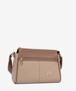 Mala Mão Cavalinho Signature Leve tudo o que precisa com esta mala de tiracolo elegante. Organize o essencial e mantenha as mãos livres com conforto e segurança. Ideal para manter os seus essenciais organizados e acessíveis. Este modelo tiracolo é perfeito para passeios e encontros casuais. Desfrute de conforto e estilo em cada saída. Adicione um toque de charme aos seus outfits.