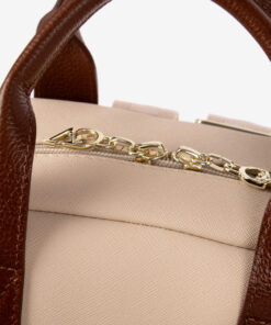 Mochila Cavalinho Sublime Ideal para a mulher que procura um acessório prático e elegante, esta mochila combina design moderno com a qualidade inconfundível da marca. Perfeita para o dia a dia na cidade, para um passeio ou para adicionar um toque de estilo distinto ao seu look casual-chique.