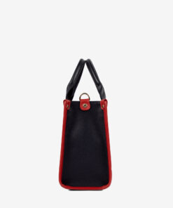 Mala Mão Only By Cavalinho Com um formato estruturado é ideal para organizar os seus essenciais com elegância e de forma prática. Esta mala combina design clássico com detalhes contemporâneos sendo o acessório perfeito para realçar qualquer um dos seus looks, do profissional ao casual chique.