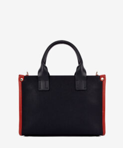 Mala Mão Only By Cavalinho Com um formato estruturado é ideal para organizar os seus essenciais com elegância e de forma prática. Esta mala combina design clássico com detalhes contemporâneos sendo o acessório perfeito para realçar qualquer um dos seus looks, do profissional ao casual chique.