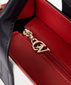 Mala Mão Only By Cavalinho Com um formato estruturado é ideal para organizar os seus essenciais com elegância e de forma prática. Esta mala combina design clássico com detalhes contemporâneos sendo o acessório perfeito para realçar qualquer um dos seus looks, do profissional ao casual chique.