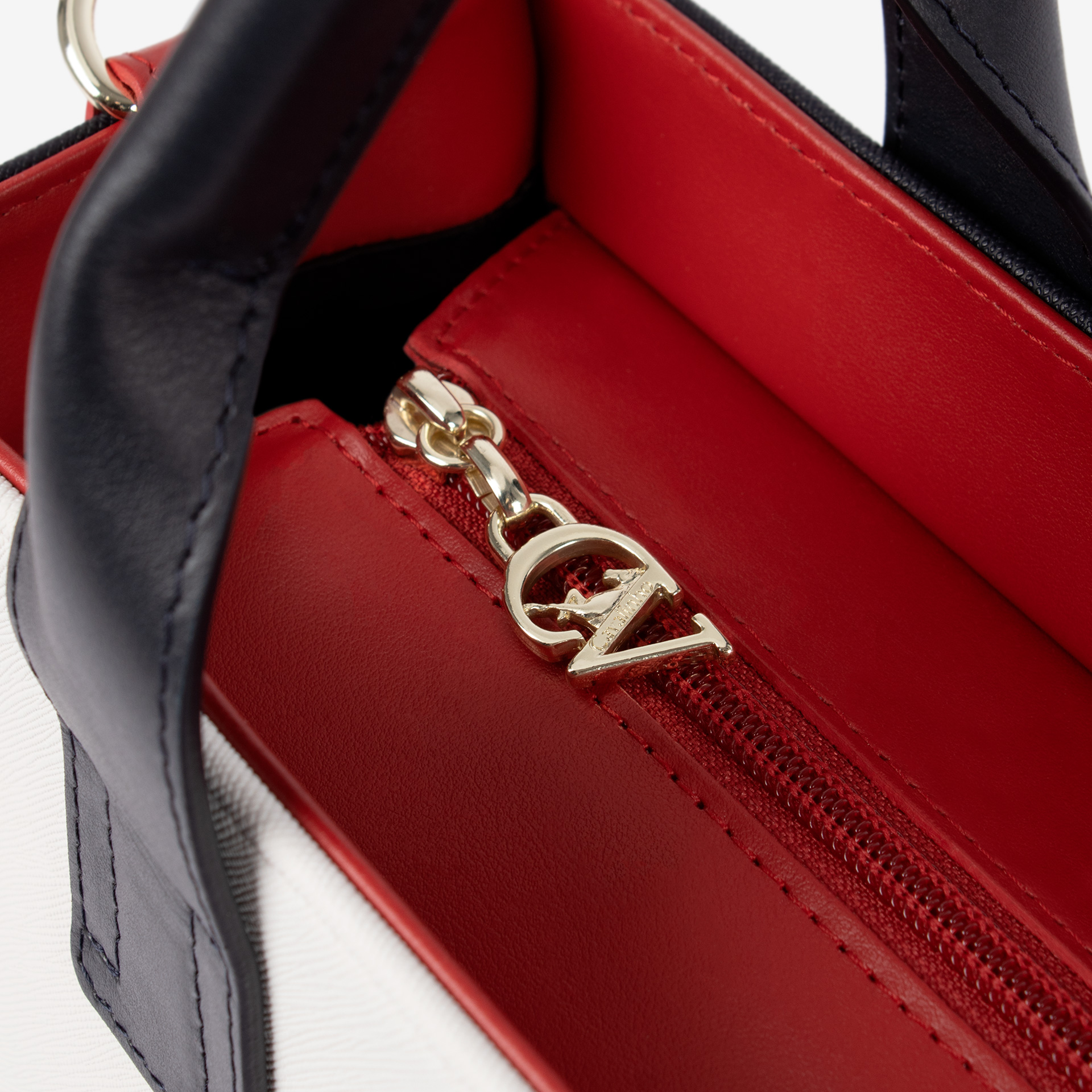 Mala Mão Only By Cavalinho Com um formato estruturado é ideal para organizar os seus essenciais com elegância e de forma prática. Esta mala combina design clássico com detalhes contemporâneos sendo o acessório perfeito para realçar qualquer um dos seus looks, do profissional ao casual chique.