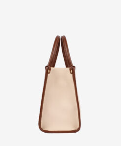 Mala Mão Cavalinho Sublime Com um formato estruturado é ideal para organizar os seus essenciais com elegância e de forma prática. Esta mala combina design clássico com detalhes contemporâneos sendo o acessório perfeito para realçar qualquer um dos seus looks, do profissional ao casual chique.