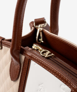 Mala Mão Cavalinho Sublime Com um formato estruturado é ideal para organizar os seus essenciais com elegância e de forma prática. Esta mala combina design clássico com detalhes contemporâneos sendo o acessório perfeito para realçar qualquer um dos seus looks, do profissional ao casual chique.