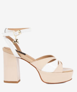 Sand&aacute;lia Cavalinho Fortezza Eleve o seu estilo com a sand&aacute;lia Fortezza. O design com pulseira no tornozelo garante seguran&ccedil;a ao caminhar, enquanto o tac&atilde;o e a cunha oferecem altura com estabilidade m&aacute;xima. A escolha perfeita para looks femininos e vers&aacute;teis.