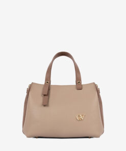 Mala Mão Cavalinho Signature Elegância e design versátil. Com linhas clássicas e contemporâneas, este modelo é um investimento em estilo que transcende as tendências e se mantém relevante. Use-a como mala de mão ou tiracolo (removível) para máxima usabilidade. Espaço e estilo que se adapta a si. O tamanho é ideal para levar todos os seus essenciais com conforto, sem sacrificar a leveza.