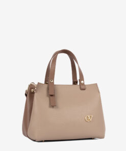 Mala Mão Cavalinho Signature Elegância e design versátil. Com linhas clássicas e contemporâneas, este modelo é um investimento em estilo que transcende as tendências e se mantém relevante. Use-a como mala de mão ou tiracolo (removível) para máxima usabilidade. Espaço e estilo que se adapta a si. O tamanho é ideal para levar todos os seus essenciais com conforto, sem sacrificar a leveza.