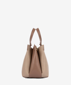 Mala Mão Cavalinho Signature Elegância e design versátil. Com linhas clássicas e contemporâneas, este modelo é um investimento em estilo que transcende as tendências e se mantém relevante. Use-a como mala de mão ou tiracolo (removível) para máxima usabilidade. Espaço e estilo que se adapta a si. O tamanho é ideal para levar todos os seus essenciais com conforto, sem sacrificar a leveza.