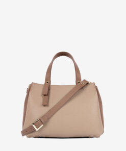 Mala Mão Cavalinho Signature Elegância e design versátil. Com linhas clássicas e contemporâneas, este modelo é um investimento em estilo que transcende as tendências e se mantém relevante. Use-a como mala de mão ou tiracolo (removível) para máxima usabilidade. Espaço e estilo que se adapta a si. O tamanho é ideal para levar todos os seus essenciais com conforto, sem sacrificar a leveza.