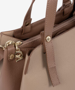 Mala Mão Cavalinho Signature Elegância e design versátil. Com linhas clássicas e contemporâneas, este modelo é um investimento em estilo que transcende as tendências e se mantém relevante. Use-a como mala de mão ou tiracolo (removível) para máxima usabilidade. Espaço e estilo que se adapta a si. O tamanho é ideal para levar todos os seus essenciais com conforto, sem sacrificar a leveza.