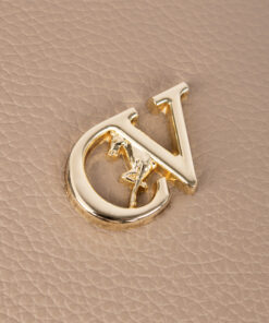 Mala Mão Cavalinho Signature Elegância e design versátil. Com linhas clássicas e contemporâneas, este modelo é um investimento em estilo que transcende as tendências e se mantém relevante. Use-a como mala de mão ou tiracolo (removível) para máxima usabilidade. Espaço e estilo que se adapta a si. O tamanho é ideal para levar todos os seus essenciais com conforto, sem sacrificar a leveza.