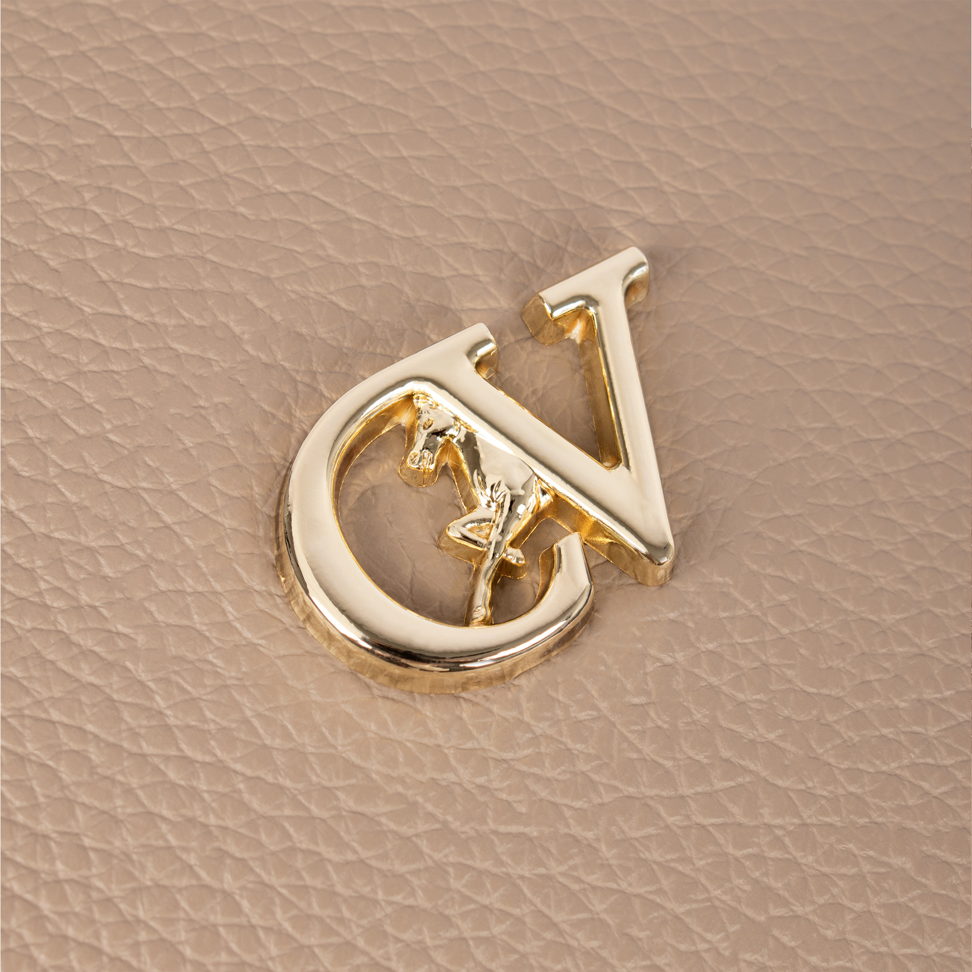 Mala Mão Cavalinho Signature Elegância e design versátil. Com linhas clássicas e contemporâneas, este modelo é um investimento em estilo que transcende as tendências e se mantém relevante. Use-a como mala de mão ou tiracolo (removível) para máxima usabilidade. Espaço e estilo que se adapta a si. O tamanho é ideal para levar todos os seus essenciais com conforto, sem sacrificar a leveza.