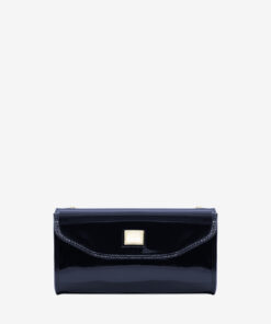 Pochete Cavalinho All In Capte todos os olhares com esta pochete elegante e minimalista. Leve-a na mão para um toque de sofisticação clássica ou utilize a delicada alça de corrente dourada para a transformar numa prática mala a tiracolo. O interior compacto mantém os seus essenciais (cartões, batom, telemóvel) organizados e à mão, enquanto o fecho seguro com o logótipo da Cavalinho protege os seus pertences.