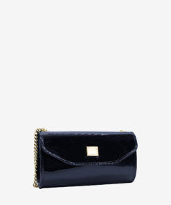 Pochete Cavalinho All In Capte todos os olhares com esta pochete elegante e minimalista. Leve-a na mão para um toque de sofisticação clássica ou utilize a delicada alça de corrente dourada para a transformar numa prática mala a tiracolo. O interior compacto mantém os seus essenciais (cartões, batom, telemóvel) organizados e à mão, enquanto o fecho seguro com o logótipo da Cavalinho protege os seus pertences.