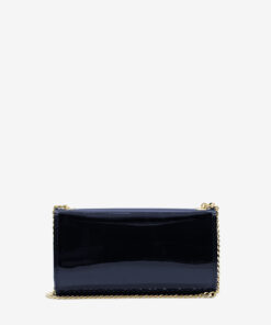 Pochete Cavalinho All In Capte todos os olhares com esta pochete elegante e minimalista. Leve-a na mão para um toque de sofisticação clássica ou utilize a delicada alça de corrente dourada para a transformar numa prática mala a tiracolo. O interior compacto mantém os seus essenciais (cartões, batom, telemóvel) organizados e à mão, enquanto o fecho seguro com o logótipo da Cavalinho protege os seus pertences.