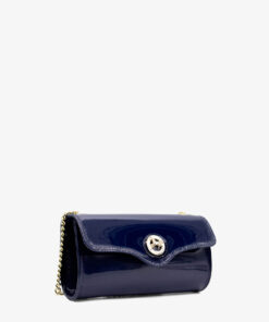 Pochete Cavalinho All In Capte todos os olhares com esta pochete elegante e minimalista. Leve-a na mão para um toque de sofisticação clássica ou utilize a delicada alça de corrente dourada para a transformar numa prática mala a tiracolo. O interior compacto mantém os seus essenciais (cartões, batom, telemóvel) organizados e à mão, enquanto o fecho seguro com o logótipo da Cavalinho protege os seus pertences.