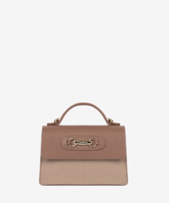 Mala Mão Cavalinho Signature Apaixone-se por esta mini-mala que combina elegância compacta e design de luxo. Apesar do tamanho: leve o telemóvel, o batom e o essencial de forma organizada e segura. Escolha este acessório para transformar um look simples num look de passarela. Vista o seu estilo com esta mala que promete ser o centro das atenções.