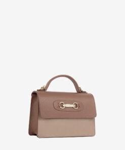 Mala Mão Cavalinho Signature Apaixone-se por esta mini-mala que combina elegância compacta e design de luxo. Apesar do tamanho: leve o telemóvel, o batom e o essencial de forma organizada e segura. Escolha este acessório para transformar um look simples num look de passarela. Vista o seu estilo com esta mala que promete ser o centro das atenções.