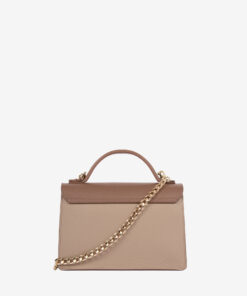 Mala Mão Cavalinho Signature Apaixone-se por esta mini-mala que combina elegância compacta e design de luxo. Apesar do tamanho: leve o telemóvel, o batom e o essencial de forma organizada e segura. Escolha este acessório para transformar um look simples num look de passarela. Vista o seu estilo com esta mala que promete ser o centro das atenções.