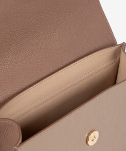 Mala Mão Cavalinho Signature Apaixone-se por esta mini-mala que combina elegância compacta e design de luxo. Apesar do tamanho: leve o telemóvel, o batom e o essencial de forma organizada e segura. Escolha este acessório para transformar um look simples num look de passarela. Vista o seu estilo com esta mala que promete ser o centro das atenções.