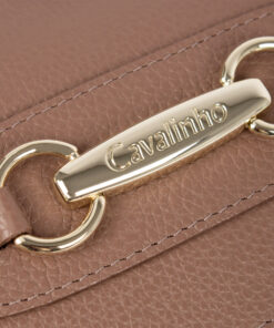 Mala Mão Cavalinho Signature Apaixone-se por esta mini-mala que combina elegância compacta e design de luxo. Apesar do tamanho: leve o telemóvel, o batom e o essencial de forma organizada e segura. Escolha este acessório para transformar um look simples num look de passarela. Vista o seu estilo com esta mala que promete ser o centro das atenções.