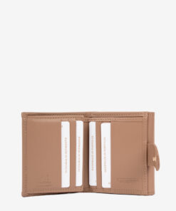 Carteira Cavalinho  Di Cavallo Essencialismo e moda. Carteira de documentos Cavalinho pequena com design inteligente e elegante. Tenha o essencial sempre à mão sem volume extra. Perfeita para malas pequenas.