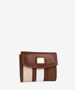 Carteira Cavalinho Sublime Carteira para documentos, tamanho pequeno. Design seguro e prático, garantindo proteção para tudo o que precisa. O modelo mini que surpreende no espaço! Compacta por fora, mas perfeitamente organizada por dentro.