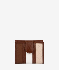 Carteira Cavalinho Sublime Carteira para documentos, tamanho pequeno. Design seguro e prático, garantindo proteção para tudo o que precisa. O modelo mini que surpreende no espaço! Compacta por fora, mas perfeitamente organizada por dentro.