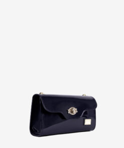 Pochete Cavalinho All In Capte todos os olhares com esta pochete elegante e minimalista. Leve-a na mão para um toque de sofisticação clássica ou utilize a delicada alça de corrente dourada para a transformar numa prática mala a tiracolo. O interior compacto mantém os seus essenciais (cartões, batom, telemóvel) organizados e à mão, enquanto o fecho seguro com o logótipo da Cavalinho protege os seus pertences.