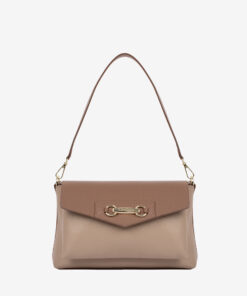 Mala Ombro Cavalinho Signature O tamanho ideal para os seus essenciais. Design de ombro prático e moderno, com fecho elegante. Tendência e funcionalidade em pele Cavalinho. Elegância on-the-go com a máxima usabilidade.