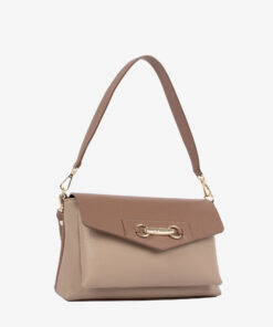 Mala Ombro Cavalinho Signature O tamanho ideal para os seus essenciais. Design de ombro prático e moderno, com fecho elegante. Tendência e funcionalidade em pele Cavalinho. Elegância on-the-go com a máxima usabilidade.