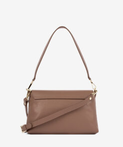 Mala Ombro Cavalinho Signature O tamanho ideal para os seus essenciais. Design de ombro prático e moderno, com fecho elegante. Tendência e funcionalidade em pele Cavalinho. Elegância on-the-go com a máxima usabilidade.