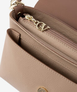 Mala Ombro Cavalinho Signature O tamanho ideal para os seus essenciais. Design de ombro prático e moderno, com fecho elegante. Tendência e funcionalidade em pele Cavalinho. Elegância on-the-go com a máxima usabilidade.