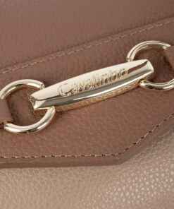 Mala Ombro Cavalinho Signature O tamanho ideal para os seus essenciais. Design de ombro prático e moderno, com fecho elegante. Tendência e funcionalidade em pele Cavalinho. Elegância on-the-go com a máxima usabilidade.