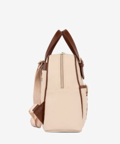 Mochila Cavalinho Sublime Ideal para a mulher que procura um acessório prático e elegante, esta mochila combina design moderno com a qualidade inconfundível da marca. Perfeita para o dia a dia na cidade, para um passeio ou para adicionar um toque de estilo distinto ao seu look casual-chique.