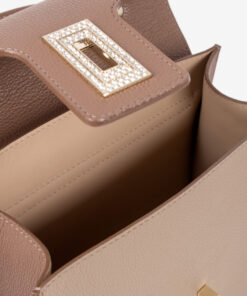 Mala Mão Cavalinho Signature Sofisticação compacta: apesar do tamanho pequeno, o seu interior inteligente garante usabilidade. A mini bag é a tendência do momento! Um statement de moda para quem valoriza o luxo discreto.