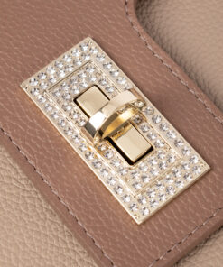 Mala Mão Cavalinho Signature Sofisticação compacta: apesar do tamanho pequeno, o seu interior inteligente garante usabilidade. A mini bag é a tendência do momento! Um statement de moda para quem valoriza o luxo discreto.